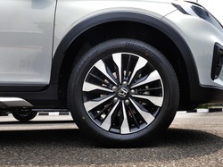 Bridgestone Menolak Gusar Hadapi Tren Mobil Standar Pakai Pelek Besar