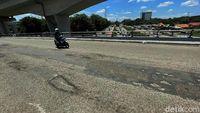 Ampun... Aspal Jalan Keluar Bandara Halim Banyak Lubang