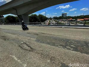 Ampun... Aspal Jalan Keluar Bandara Halim Banyak Lubang