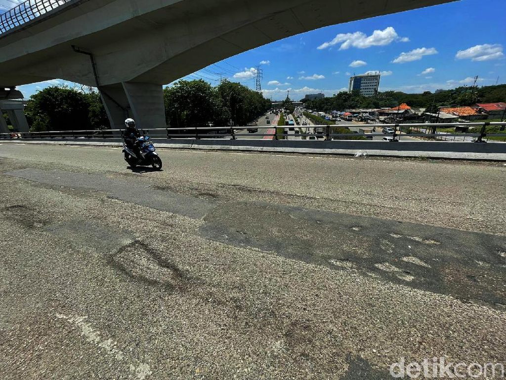 Ampun... Aspal Jalan Keluar Bandara Halim Banyak Lubang Ampun... Aspal Jalan Keluar Bandara Halim Banyak Lubang