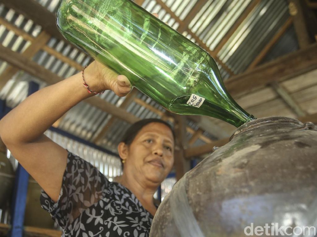 Surganya Arak Bali di Desa Les, Bisa Lihat Cara Pembuatannya