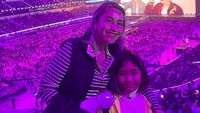 Keseruan Ayu Ting Ting Ajak Bilqis si ARMY Cilik, Nonton Konser BTS di Amerika