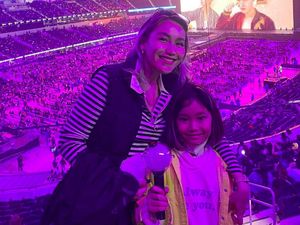 Keseruan Ayu Ting Ting Ajak Bilqis si ARMY Cilik, Nonton Konser BTS di Amerika Keseruan Ayu Ting Ting Ajak Bilqis si ARMY Cilik, Nonton Konser BTS di Amerika