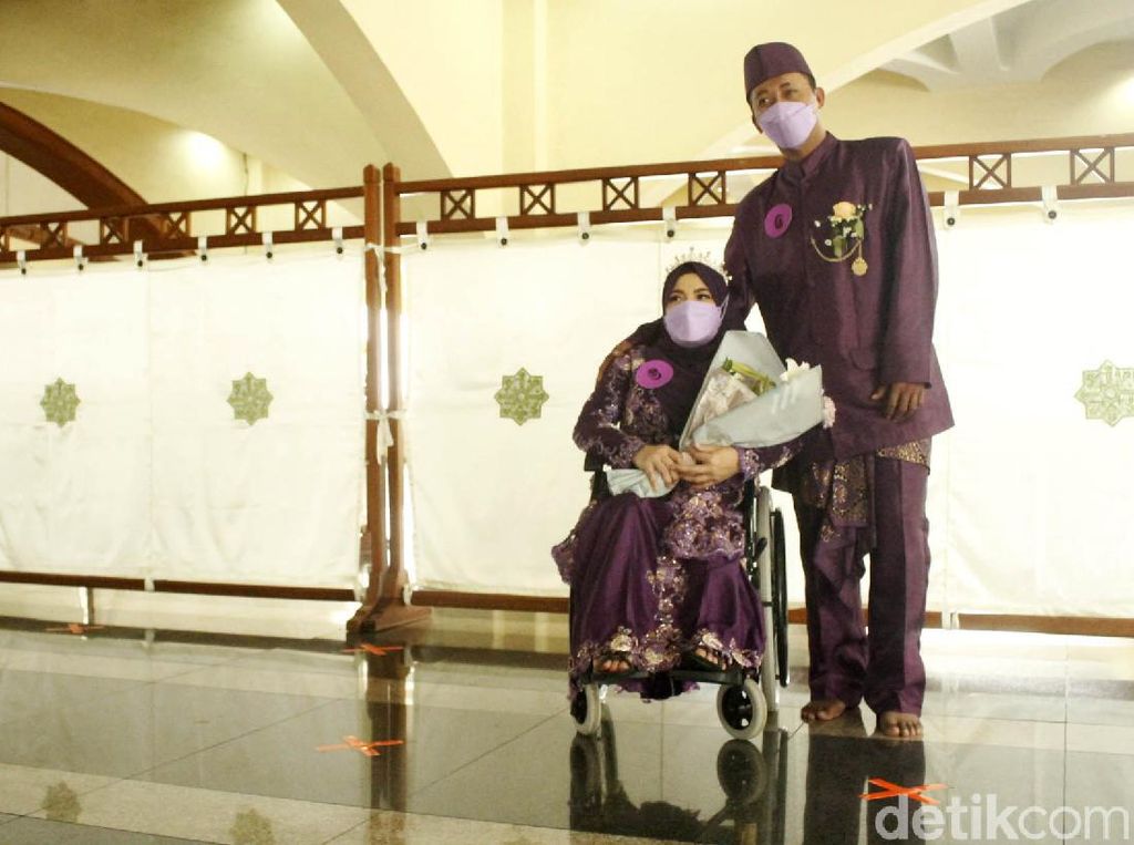 Bahagianya Pasangan Difabel Ikuti Nikah Massal di Bandung