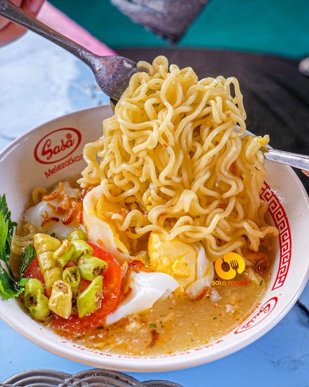 Mie instan jadi salah satu pilihan kuliner yang cocok disantap saat malam tahun baru.