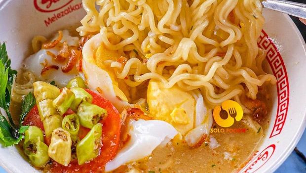Mie instan jadi salah satu pilihan kuliner yang cocok disantap saat malam tahun baru.