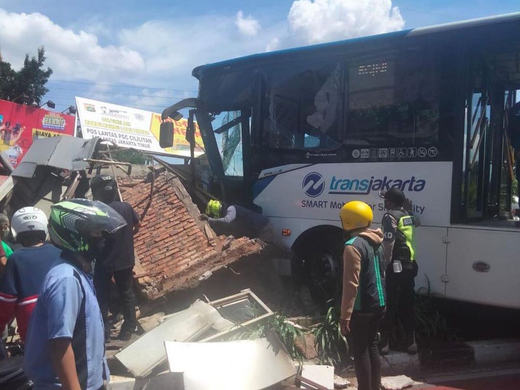 Sopir Bus TransJ yang Tabrak Pos Lantas PGC Jaktim Diduga Hilang Kendali