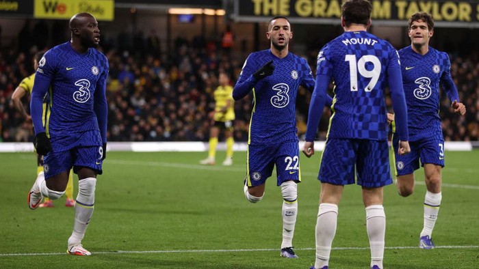WATFORD, ENGLAND - DECEMBER 01: Hakim Ziyech of Chelsea celebrates with teammates Romelu Lukaku and Mason Mount after scoring their sides second goal during the Premier League match between Watford and Chelsea at Vicarage Road on December 01, 2021 in Watford, England. (Photo by Richard Heathcote/Getty Images)