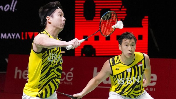 Indonesias Kevin Sanjaya Sukamuljo, left, and Marcus Gideon compete against Taiwans Lee Yang and Wang Chi Lin compete during their mens doubles Group A badminton match at the BWF World Tour Finals in Nusa Dua, Bali, Indonesia, Wednesday, Dec. 1, 2021. (AP Photo/Dita Alangkara)