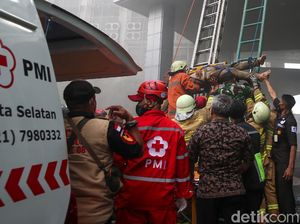 Detik-detik Petugas Evakuasi Korban Kebakaran di Gedung Cyber 1 Jaksel