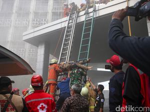 Korban Tewas Kebakaran Gedung Cyber Jaksel Bertambah Jadi 2 Orang Korban Tewas Kebakaran Gedung Cyber Jaksel Bertambah Jadi 2 Orang