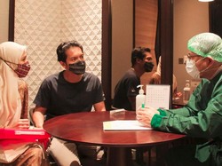 12 Tahun Menikah, Dhini Aminarti-Dimas Seto Kunjungi Dokter
