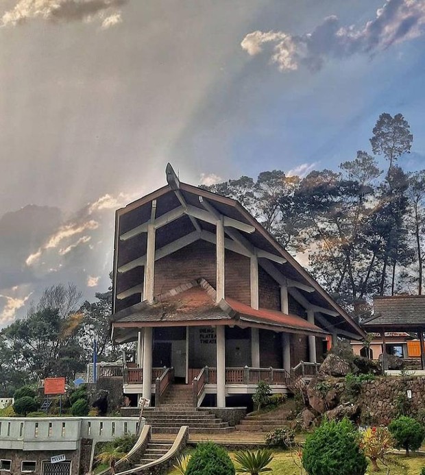 Dieng Theater Area/foto: instagram.com/pesonadieng_jawatengah Di theater arena ini kamu bisa menyaksikan film dokumenter tentang asal usul, kebudayaan, hingga kehidupan masyarakat Dieng