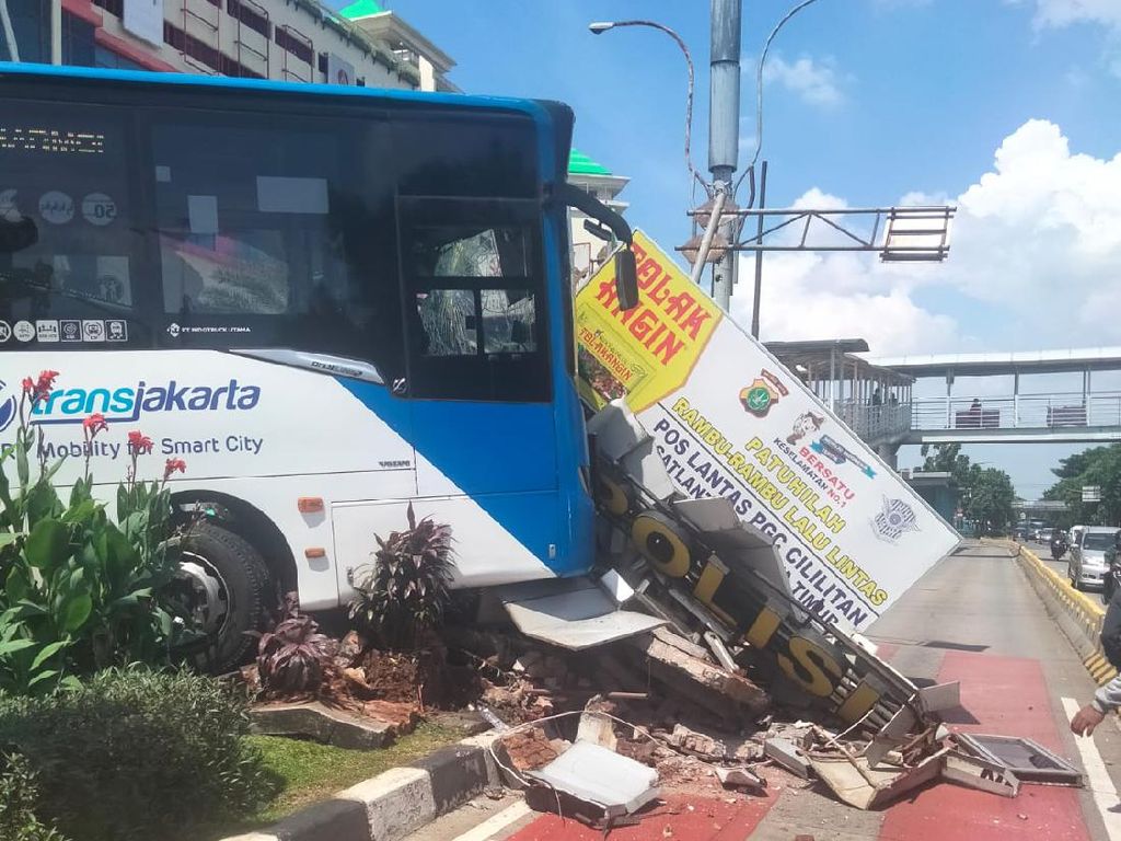Penampakan Pos Lantas PGC Jaktim Hancur Ditabrak Bus TransJakarta