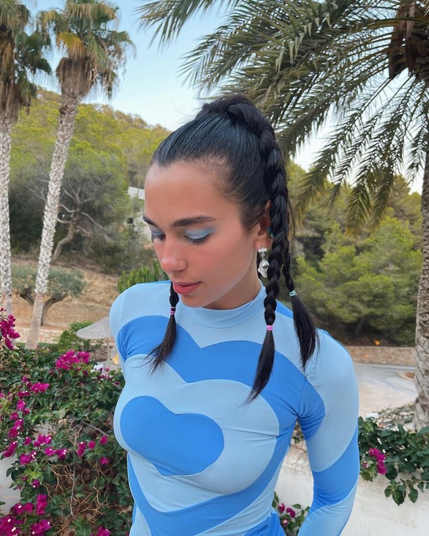 Dua Lipa tampil menawan dengan Eyeshadow biru/Instagram.com/dualipa