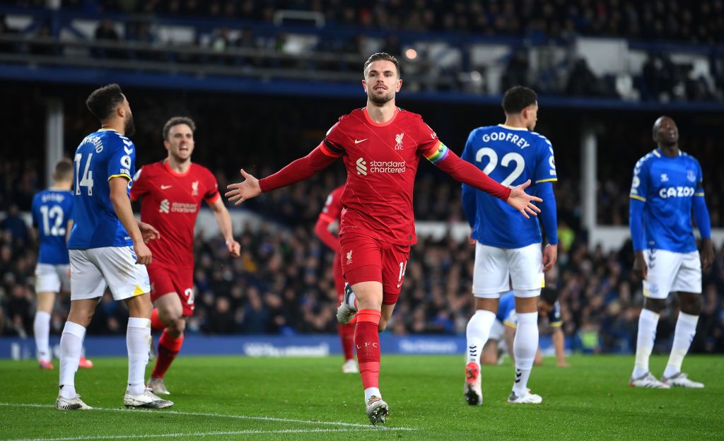 LIVERPOOL, ENGLAND - DECEMBER 01: Abdoulaye Doucoure of Everton looks dejected with teammates Allan and Ben Godfrey after the Liverpool fourth goal scored by Diogo Jota (Not pictured) during the Premier League match between Everton and Liverpool at Goodison Park on December 01, 2021 in Liverpool, England. (Photo by Laurence Griffiths/Getty Images)