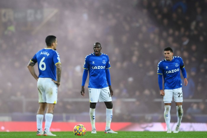 LIVERPOOL, ENGLAND - DECEMBER 01: Abdoulaye Doucoure of Everton looks dejected with teammates Allan and Ben Godfrey after the Liverpool fourth goal scored by Diogo Jota (Not pictured) during the Premier League match between Everton and Liverpool at Goodison Park on December 01, 2021 in Liverpool, England. (Photo by Laurence Griffiths/Getty Images)