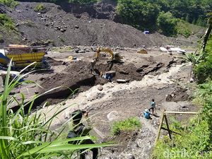 Pipa Putus Diterjang Lahar, 10 Ribu Warga KRB Merapi Klaten Krisis Air Pipa Putus Diterjang Lahar, 10 Ribu Warga KRB Merapi Klaten Krisis Air