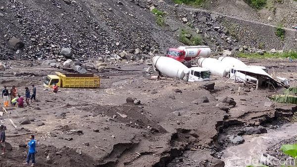 Foto-foto Truk Terseret Lahar Hujan Merapi