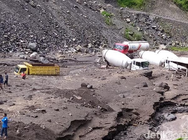 Foto-foto Truk Terseret Lahar Hujan Merapi