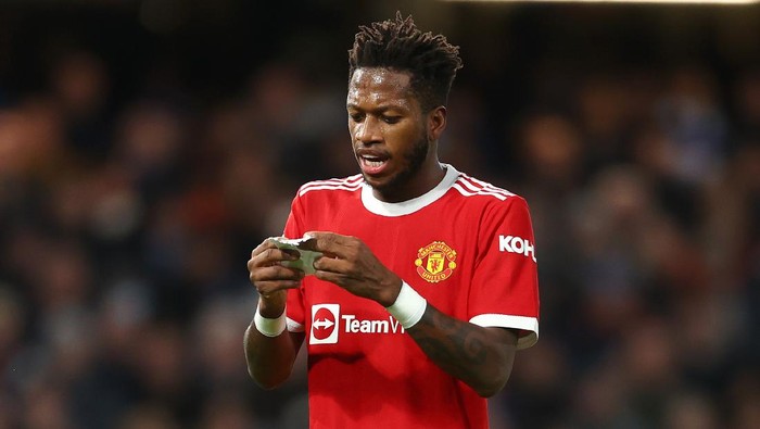 LONDON, ENGLAND - NOVEMBER 28: Fred of Manchester United reads notes passed to him by Michael Carrick, Interim Manager of Manchester United during the Premier League match between Chelsea and Manchester United at Stamford Bridge on November 28, 2021 in London, England. (Photo by Clive Rose/Getty Images)