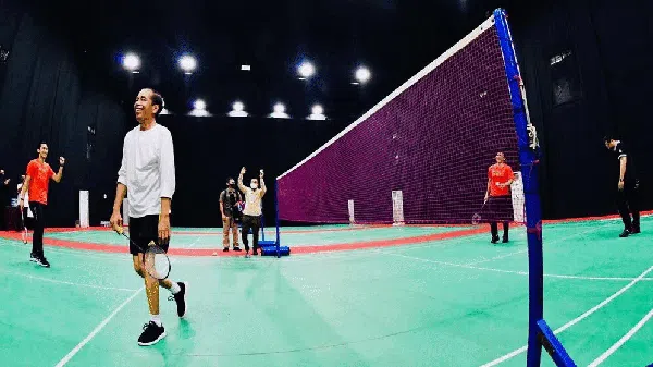 Gaya Jokowi Main Bulu Tangkis Bareng Jojo