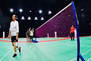 Gaya Jokowi Main Bulu Tangkis Bareng Jojo