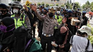 Gaya Persuasif Polri Bubarkan Massa Reuni 212