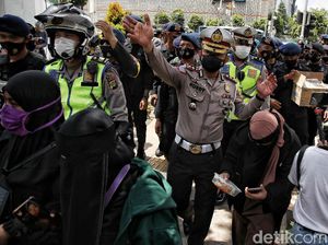 Gaya Persuasif Polri Bubarkan Massa Reuni 212 Gaya Persuasif Polri Bubarkan Massa Reuni 212