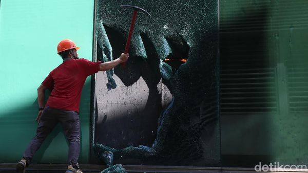 Gedung Cyber 1 di Mampang Terbakar!