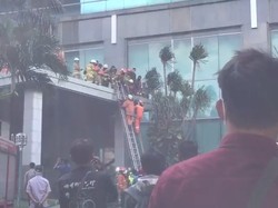 Gedung Cyber 1 Terbakar, Begini Momen Petugas Evakuasi 2 Orang