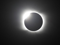 Fenomena Astronomi 2024: Gerhana Matahari Total hingga Komet 3 Kali Everest