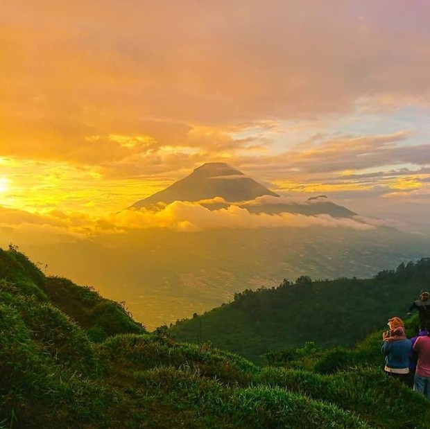 Panorama golden sunrise dari puncak Sikunir Dieng