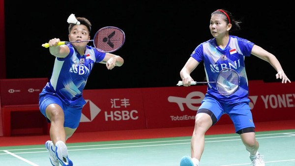 Indonesias Greysia Polii, right, and Apriyani Rahayu compete against South Koreas Kim So-yeong and Kong Hee-yong during their womens doubles badminton group stage match at the BWF World Tour Finals in Nusa Dua, Bali, Indonesia, Thursday, Dec. 2, 2021. (AP Photo/Dita Alangkara)