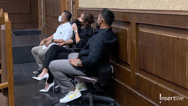 Hadiri Sidang, Nia Ramadhani Tampil dengan Gaya Rambut Baru