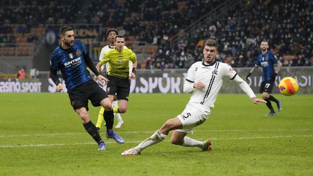 Inter Milan's Roberto Gagliardini, left, scores his side's opening goal during the Serie A soccer match between Inter Milan and Spezia at the San Siro Stadium, in Milan, Italy, Wednesday, Dec. 1, 2021. (AP Photo/Luca Bruno)