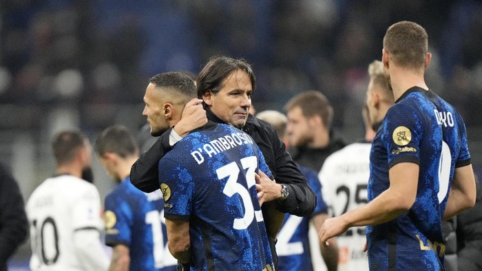 Inter Milans head coach Simone Inzaghi, center, embraces his player Danilo DAmbrosio at the end of the Serie A soccer match between Inter Milan and Spezia at the San Siro Stadium, in Milan, Italy, Wednesday, Dec. 1, 2021. Inter Milan won 2-0. (AP Photo/Luca Bruno)