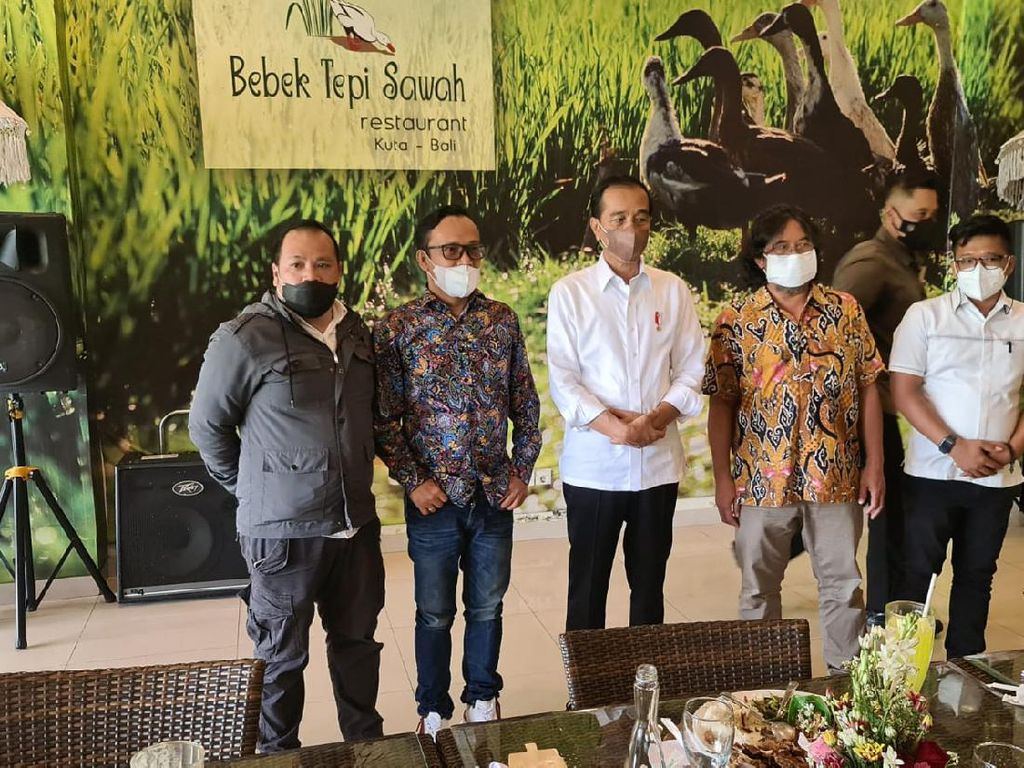 Jokowi Bertemu Relawan di Bali, Bahas Apa?