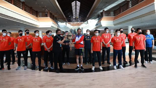 Joko Widodo memberi apresiasi kepada tim Thomas Cup Indonesia yang berhasil menjadi juara.