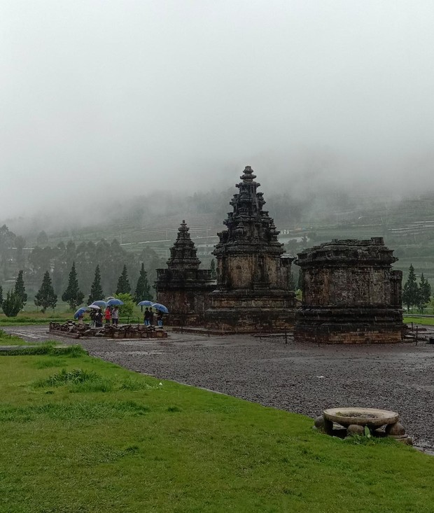 Kawasan Candi Arjuna/foto: Dokumentasi Beautynesia Candi Arjuna adalah salah satu destinasi sejarah di kawasan Dieng yang memiliki pemandangan yang sangat indah