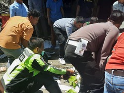 Sopir Diduga Ngantuk, Mobil Tabrak Bengkel-Kios Kaki Lima di Serang