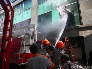 Kebakaran di Gedung Cyber Diduga Akibat Korsleting Listrik Kebakaran di Gedung Cyber Diduga Akibat Korsleting Listrik
