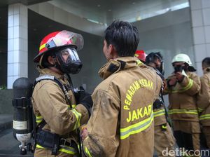 Cerita Damkar Alami Sesak Napas Saat Evakuasi Kebakaran Gedung Cyber 1
