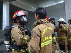 Cerita Damkar Alami Sesak Napas Saat Evakuasi Kebakaran Gedung Cyber 1
