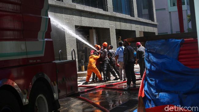 Kerja Keras Petugas Damkar Padamkan Kebekaran Gedung Cyber