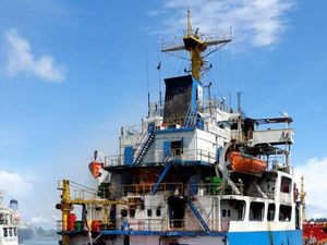 Kapal Kargo Terbakar di Cilacap, Distribusi Pupuk Aman?