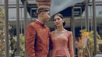 7 Foto Lamaran Vidi Aldiano dan Sheila Dara, Pakai Baju Adat Jawa