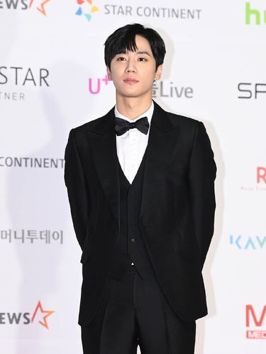 Lee Jun Young di Asia Artist Awards 2021