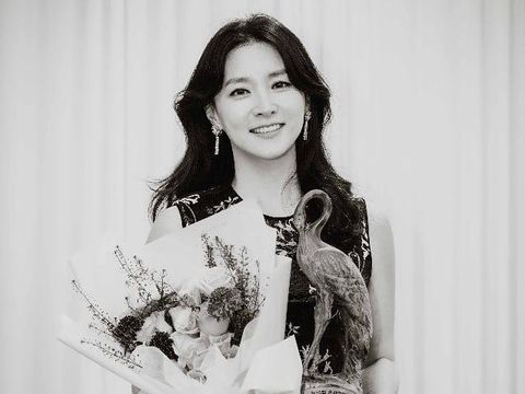 Lee Young Ae, salah satu aktris Korea yang masih terlihat awet muda di usia 50-an