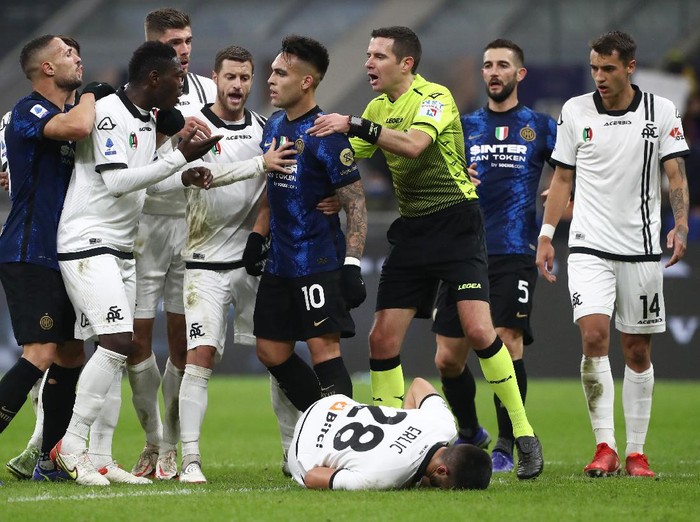 MILAN, ITALY - DECEMBER 01: Lautaro Martinez of Internazionale and Emmanuel Gyasi of Spezia clash during the Serie A match between FC Internazionale v Spezia Calcio at Stadio Giuseppe Meazza on December 01, 2021 in Milan, Italy. (Photo by Marco Luzzani/Getty Images)